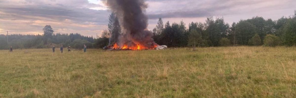 Pohled na hořící trosky letadla po nehodě