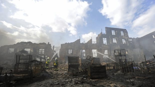 Hasiči dohašují požár továrny na plasty v Chropyni