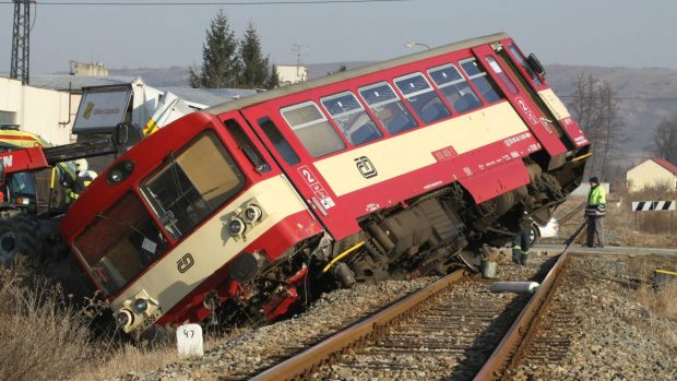 Na Břeclavsku se srazil vlak s kamionem. Pět lidí se zranilo