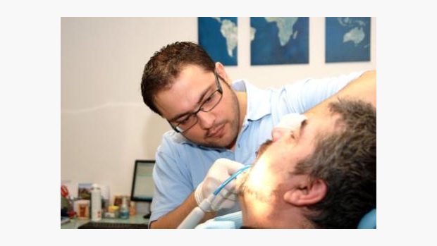 První pacient nového zubaře v Chrastavě MUDr. Aldeeba Muhannada starosta Michael Canov
