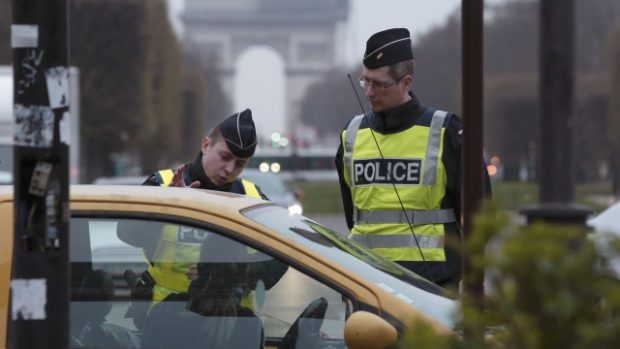 Policisté v pondělí v Paříži pokutovali asi 4500 řidičů, kteří do ulic vyrazili se sudou registrační značkou auta