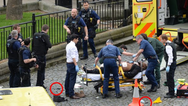 Údajný útočník z Londýna. Červeně jsou zakroužkovány nože.