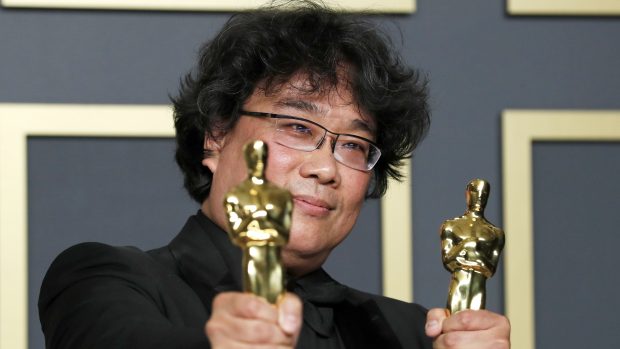 Režisér Pon Džun-ho se dvěma Oscary. Jeho snímek Parazit získal celkem čtyři.
