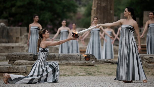 Řecká herečka Mairi Mina v roli nejvyšší kněžky zažehla plamen před antickým chrámem bohyně Héry