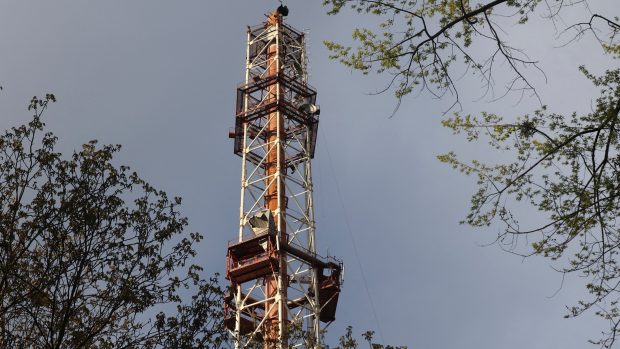Pohled na televizní věž v Charkově částečně zničenou ruským raketovým úderem