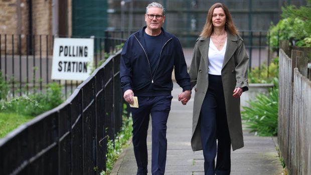 Předseda Labouristické strany Keir Starmer s manželkou míří v Londýně k volbám