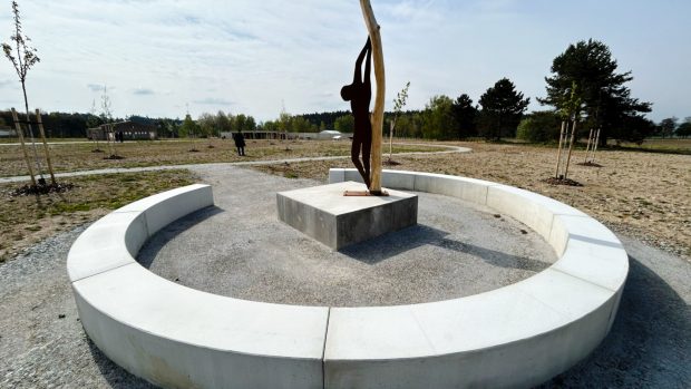 Nový památník připomíná osudy lidí, kteří táborem v Letech u Písku prošli za druhé světové války