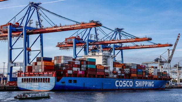 Loď firmy Cosco v přístavu v Hamburku (archivní foto)