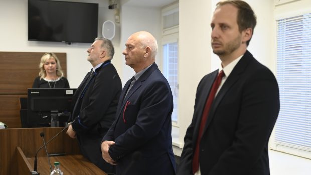 Ředitel firmy Energoaqua Oldřich Havelka (druhý zprava) při vynášení rozsudku před okresním soudem ve Vsetíně