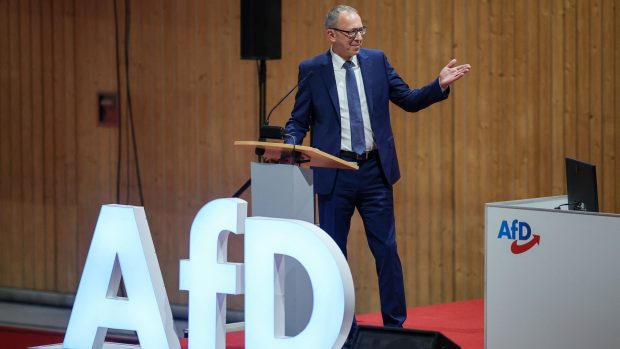 Saský zemský předseda Jörg Urban (AfD) při svém úvodním projevu na zemské konferenci strany AfD