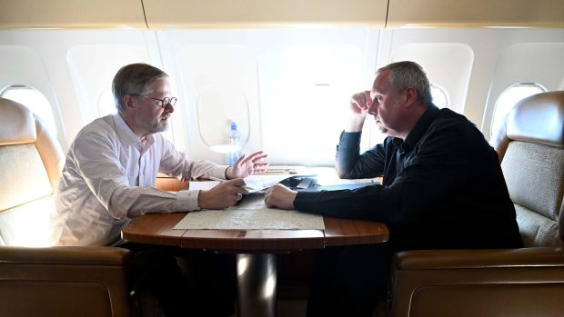 Premiér Petr Fiala s poradcem Tomášem Pojarem v letadle na cestě do USA