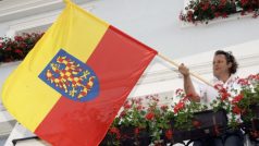 Starosta Mikulova Rostislav Koštial vyvěšuje moravskou vlajku.
