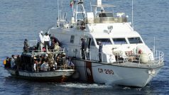 Italská pobřežní stráž zachytila loď s běženci ze severní Afriky u ostrova Lampedusa