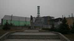 Černobyl - Pohled na betonový sarkofág, pod kterým se ukrývá zničený reaktor