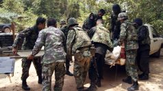Thajští vojáci odnášejí raněné při konfliktu na thajsko-kambodžské hranici