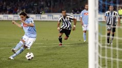 Útočník Neapole Cavani (v modrém) neproměnil velkou šanci v zápase Serie A proti Udine