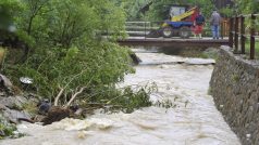 Lidé v obci Neubuz na Zlínsku odstraňují následky přívalového deště