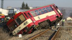 Na Břeclavsku se srazil vlak s kamionem. Pět lidí se zranilo