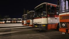 Zaparkované autobusy v současném depu v centru Plzně