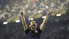 Adrian Lopez z Atlétika Madrid slaví gól do sítě Valencie v semifinále Evropské ligy