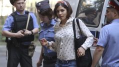 Členka Pussy Riot Naděžda Tolokonnikovová míří na druhý den soudního líčení