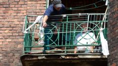Zástupci stavebního úřadu kontrolují stav domů v ghettu Přednádraží