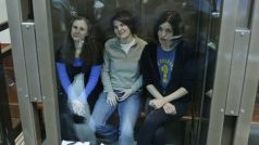 Pussy Riot - Marija Aljochinová, Jekatěrina Samucevičová a Naděžda Tolokonnikovová v soudní síni při odvolacím řízení