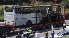 Autobus zničený při útoku sebevražedného atentátníka na letišti v Burgasu