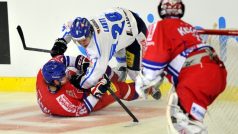 Finsko - ČR, utkání Českých hokejových her, čtvrtého dílu Euro Hockey Tour, 25. dubna v Brně. Jakub Nakládal (vlevo dole) a Miika Lahti z Finska.