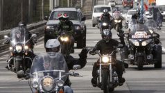 Členové Nočních vlků a dalších ruských motoklubů vyrazili z Moskvy
