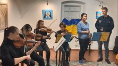 Soubor ukrajinských hudebníků zkouší v galerii Domu U Beránka v Českých Budějovicích
