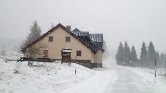 Deset centimetrů sněhu napadlo přes noc a během rána 26. dubna v šumavské Modravě