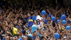 Argentinští fotbaloví fanoušci sledují derby týmů River Plate a Boca Juniors