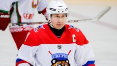 Vladimir Putin jako kapitán hokejového týmu Tygři.