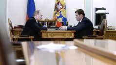 Alexej Mordašov (vpravo) jedná s ruským prezidentem Vladimirem Putinem, snímek z roku 2015