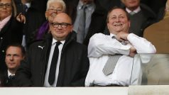 Výkonný ředitel Newcastleu Lee Charnley (vlevo) s majitelem klubu Mikem Ashleym