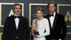 Trio nejlepších herců: Joaquin Phoenix, Renée Zellwegerová a Brad Pitt. Chybí mezi nimi Laura Dernová.