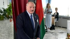 Lístek do urny přišel vhodit i Lukašenko.