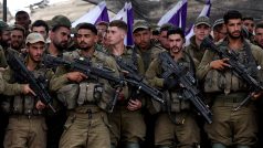 Izraelští vojáci poslouchají proslov ministra obrany, 19. října 2023