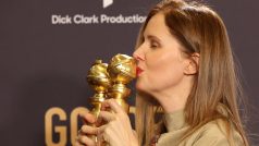 Režisérka Justine Triet se Zlatými glóby za nejlepší cizojazyčný snímek a nejlepší scénář pro její film Anatomie pádu
