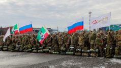 Dobrovolníci z Čečenska, kteří se přidali k ruské armádě před odletem na frontu z letiště v Grozném, leden 2024