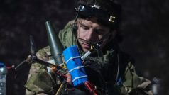 Ukrajinský voják u města Bachmut kontroluje jeden z dronů