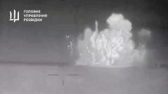 Snímek ministerstva obrany Ukrajiny, který má zachycovat zničení lodě Sergej Kotov