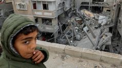 Palestinský chlapec pozoruje následky izraelského útoku ve městě Rafáh