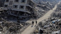 Palestinci procházejí zničeným městem Džabálijá na serveru Pásma Gazy (fotografie z 22. února 2024)