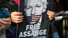 Podporovatelé Juliana Assange se sešli v Londýně u vrchního soudu, aby opět protestovali proti jeho vydání do USA