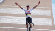Cyklistický závod Paříž-Roubaix vyhrál Nizozemec Mathieu van der Poel