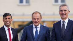 Rishi Sunak, Donaldd Tusk a Jens Stoltenberg při setkání ve Varšavě