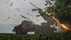 Ukrajinští vojáci pálí z raketometu BM-21 Grad na ruské vojáky u frontové linie v Doněcké oblasti na Ukrajině