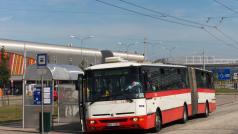 Městský autobus na zastávce Nemocnice Bohunice v Brně (foto z roku 2011)